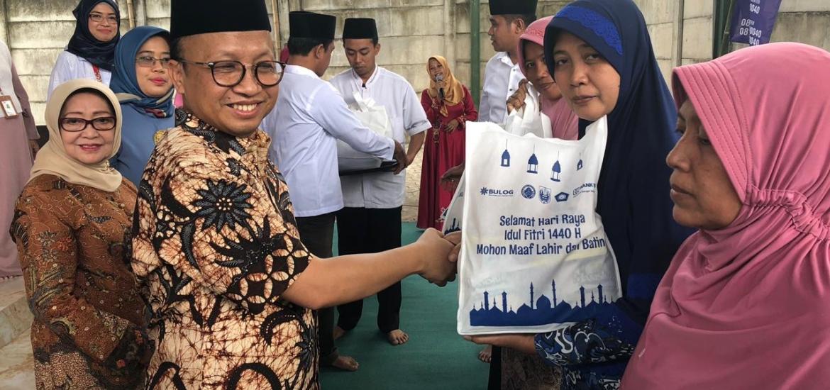 Kemendes PDTT Bagikan Sembako kepada Masyarakat