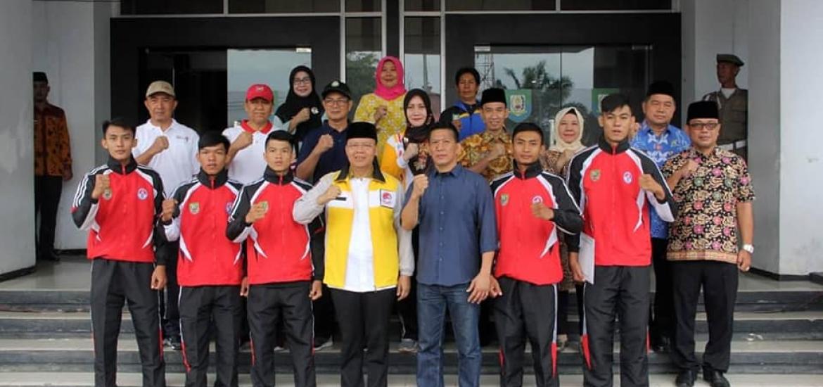 Simbolis pelepasan dihalaman kantor gubernur