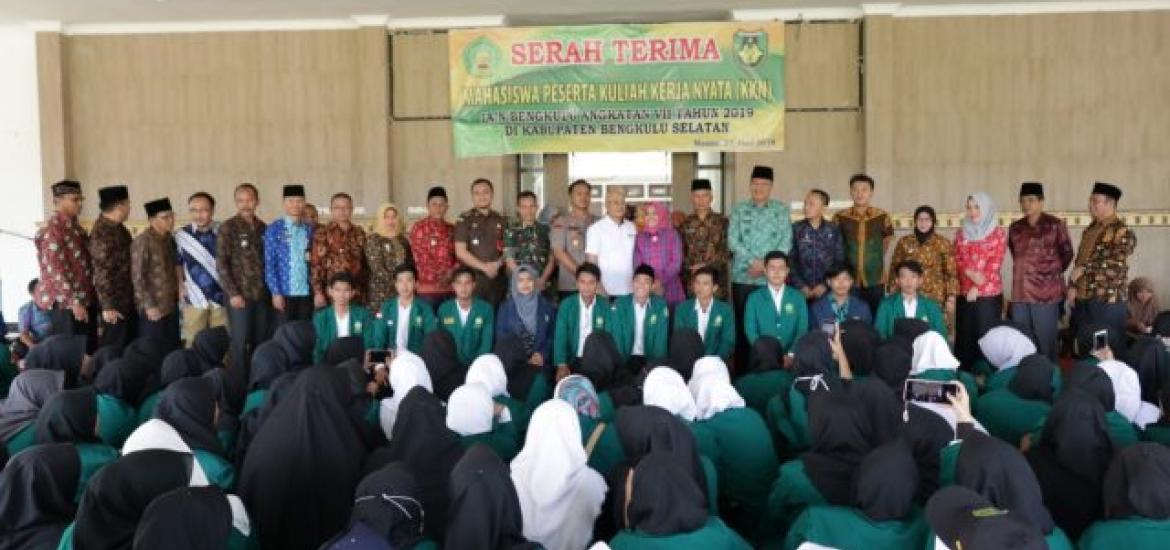 Foto Bersama Bupati BS beserta Peserta KKN IAIN Bengkulu