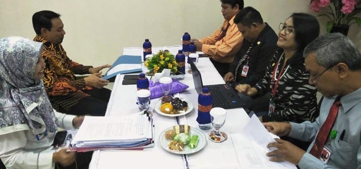 Wakil Walikota Bengkulu Dedy Wahyudi bersama Direktur RSHD Kota Bengkulu saat Meeting dengan Tim Survey Akreditasi SNARS. Foto: RSHD KOTA Bengkulu