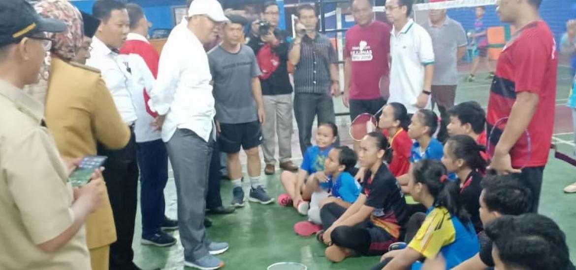 Gubernur Bengkulu Rohidin Mersyah saat Melakukan Kunjungan ke Venue Badminton