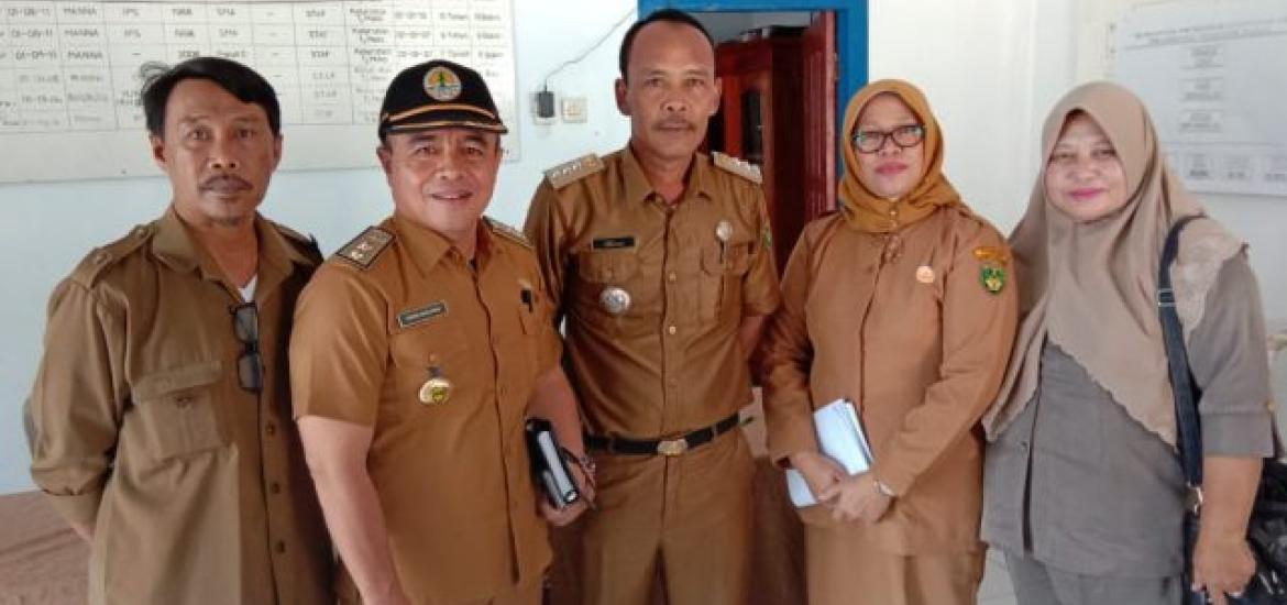 Warga setempat bersama Camat Manna dan DLHK menggelar pertemuan.