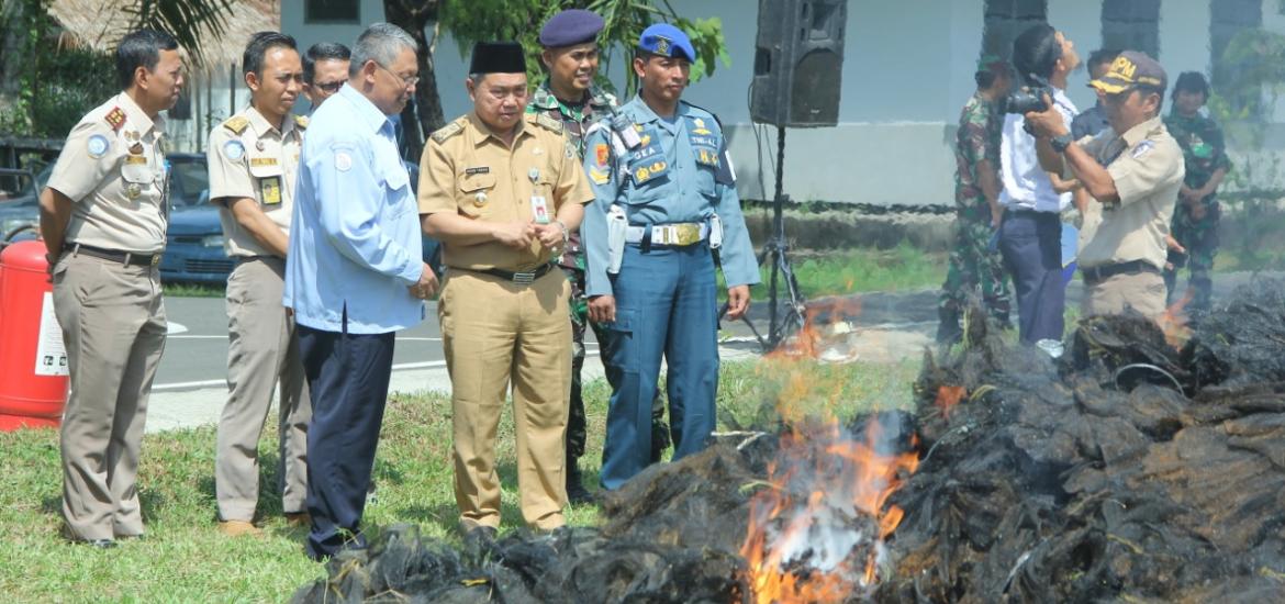 Pemusnahan Barang Bukti Alat Tangkap lobster oleh Danlanal dan BKIPM 