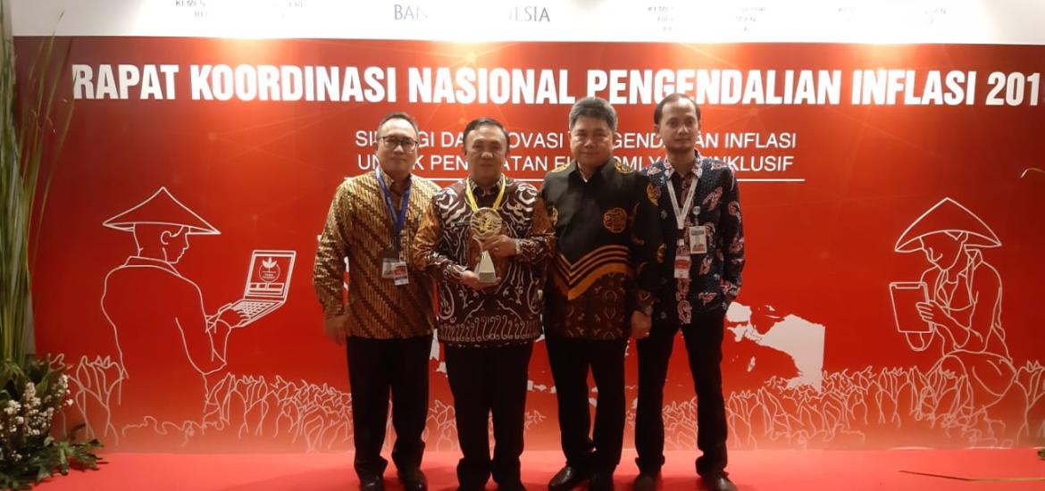 Sekretaris Daerah Provinsi Bengkulu Novian Andusti (Memegang Piala) saat menerima penghargaan,