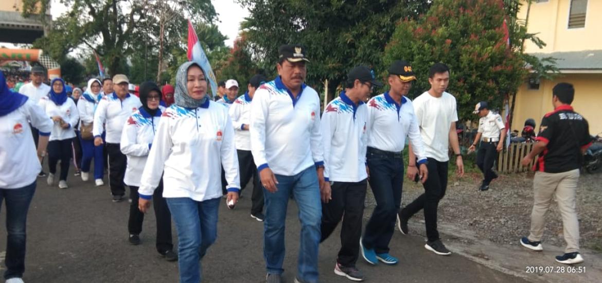 Bupati Bengkulu Utara, Ir. Mian melepas peserta jalan santai, Minggu (28/7/2019