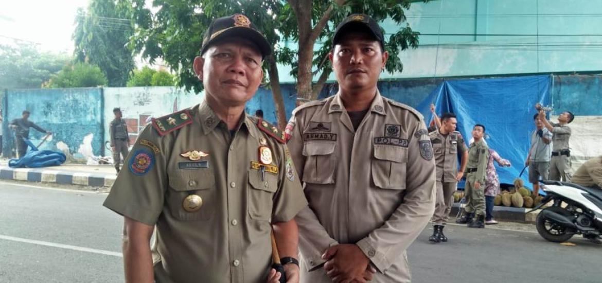 Kasatpol PP, Agus Nasri saat melakukan penertiban pedagang di depan Stadion Swaha Lebar, Poto/Anasril Azwar