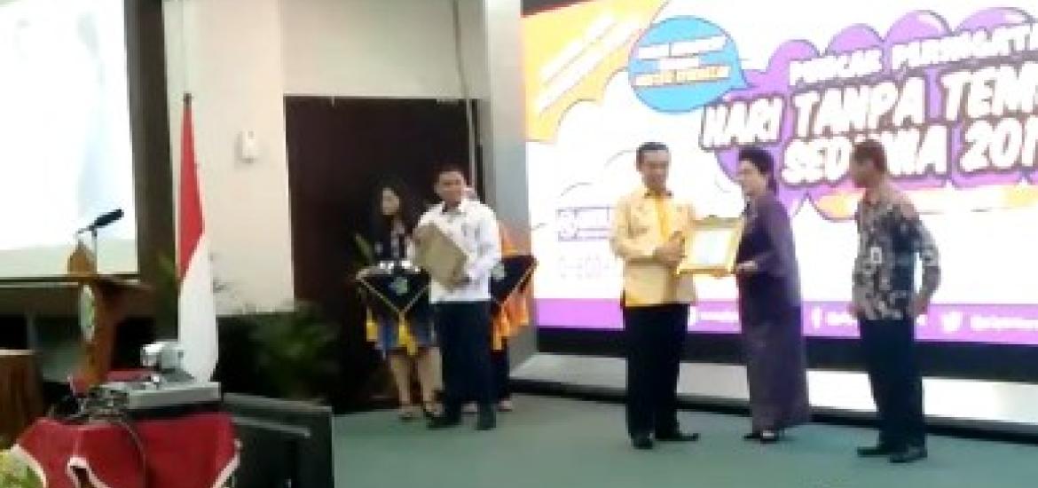 Bupati Hijazi saat menerima Penghargaan Pastika Parama dari Kemenkes