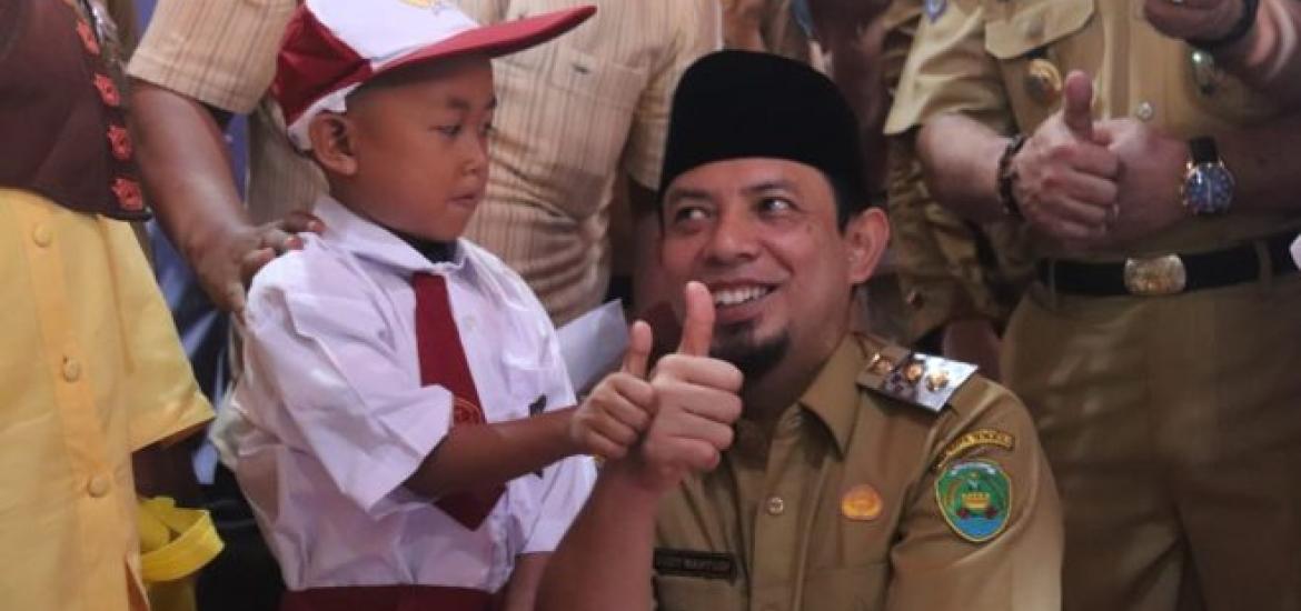 Wawali Serahkan Bantuan Korban Kebakaran