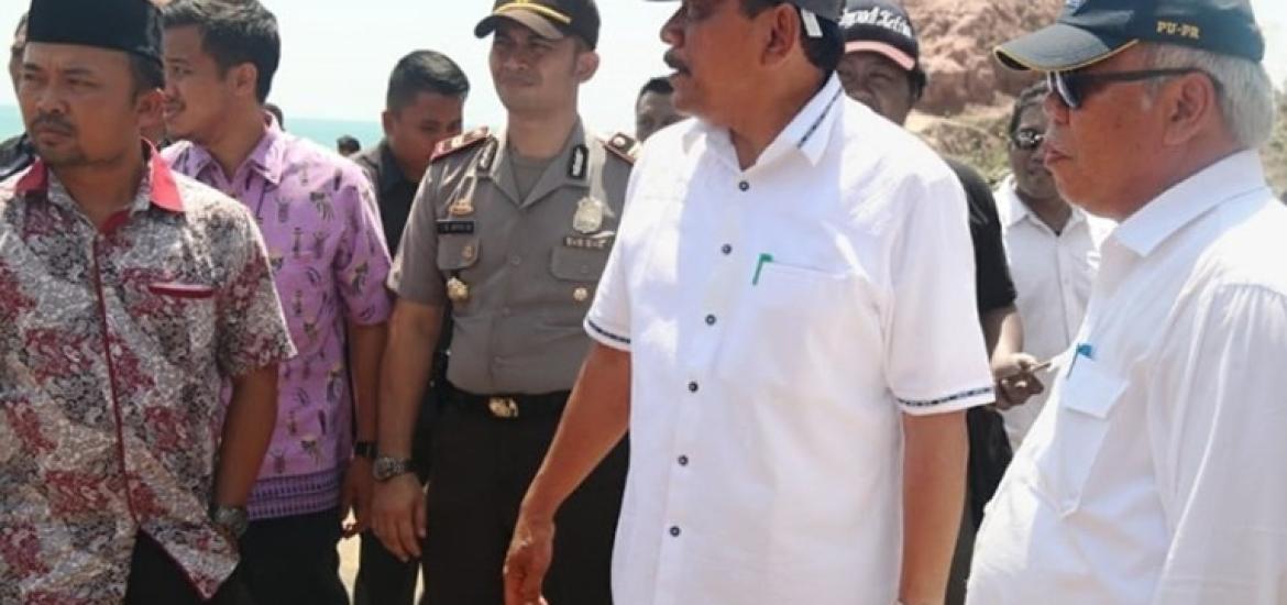 Menteri PUPR,Basuki Hadimuljono didampingi Bupati Bengkulu Utara, Mian, Dirjen Bina Marga Sugiyartanto, dan Kepala Balai Pelaksanaan Jalan Nasional III, Aidil Fikri meninjau titik Longsor. 