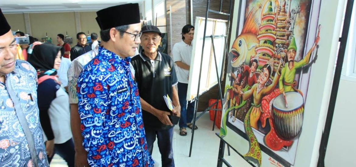 Asisten III Pemprov Bengkulu Gotri Suyanto saat meninjau Pameran Seni Rupa di Taman Budaya Bengkulu, Poto/MC