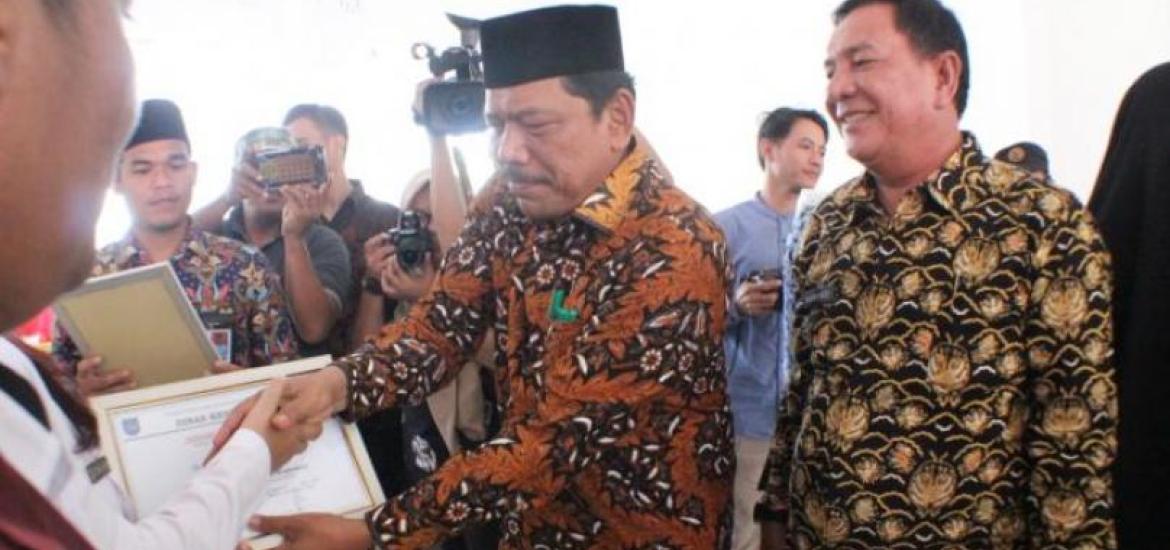 Bupati Bengkulu Utara Ir. Mian memberikan Penghargaan Satyalancana Karya Satya