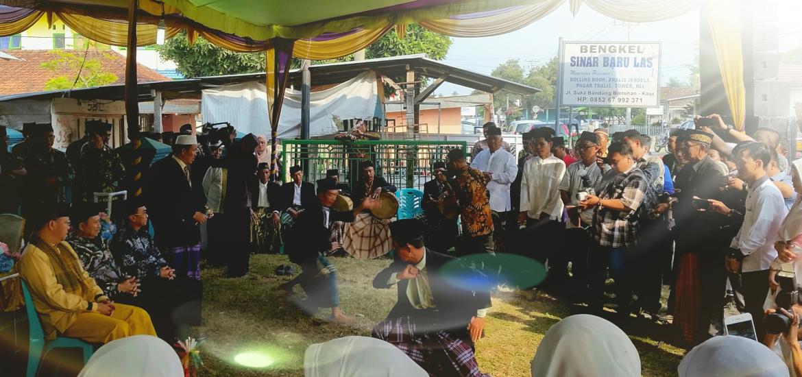 Gubernur Rohidin Disambut tari Mincak (Kuntau) asli khas Kaur