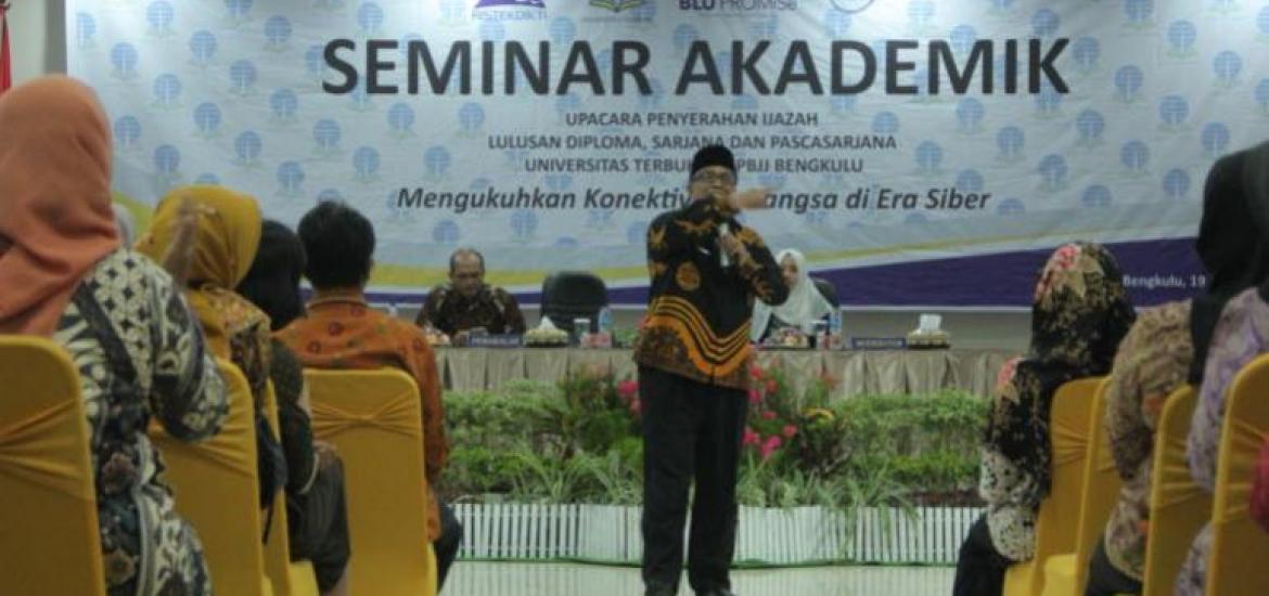 Kepala Dinas Komunikasi, Informatika dan Statistik Provinsi Bengkulu , Jaduliwan, SE, MM saat menyampaikan materi seminar