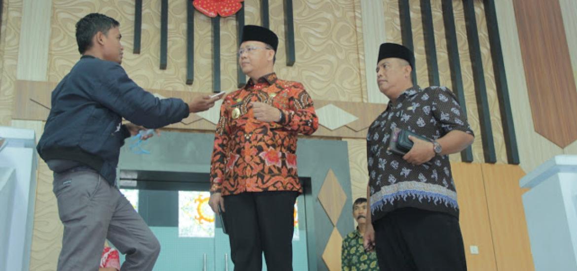 Gubernur Rohidin saat di Wawancara
