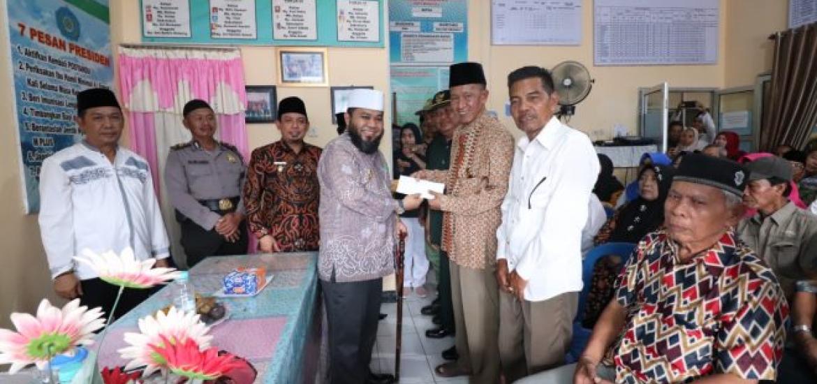 Walikota Helmi Hasan Berikan BOP DI Kelurahan Singaran Pati