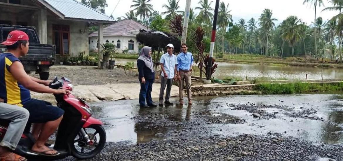 Kepala Dinas PUPR Provinsi Bengkulu Ir. Mulyani saat melihat kondisi jalan rusak. Foto: beritamerdekaonline.com