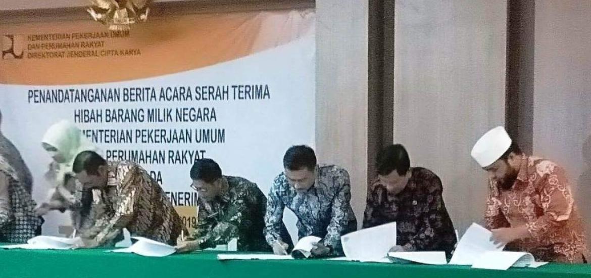 Walikota Bengkulu Helmi Hasan menandatangi serah terima bantuan hibah, Rabu (4/9/2019). Foto/Dok Mc
