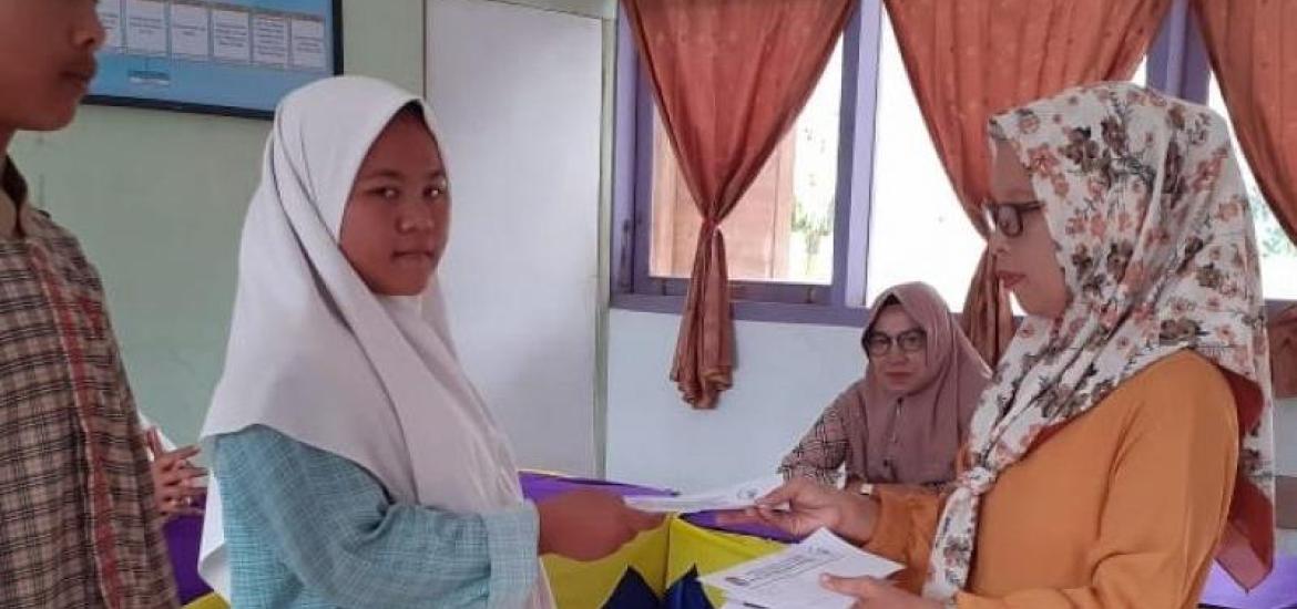 Karyawan RSUD Mukomuko Beri Bantuan Pada Anak Yatim