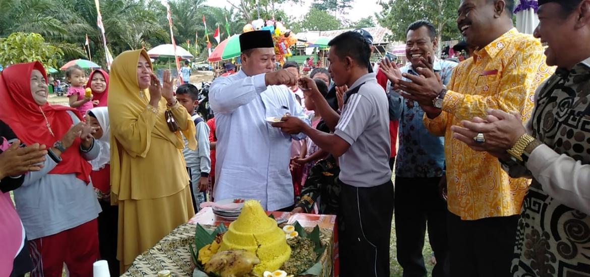 Bupati Mukomuko suapi Kades Maju Makmur saat perayaan HUT desa ke 10