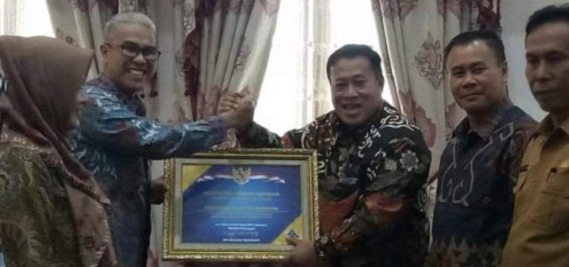 Bupati Mukomuko saat menerima Predikat WTP dari BPK RI