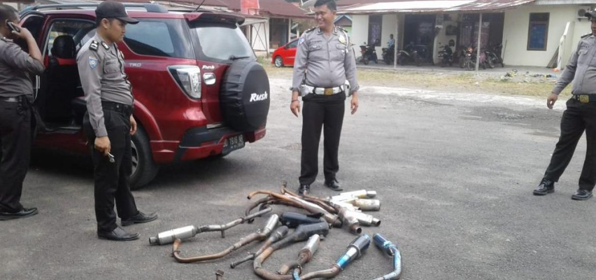 Barang bukti beberapa buah knalpot racing Hasil Razia team polsek mukomuko selatan