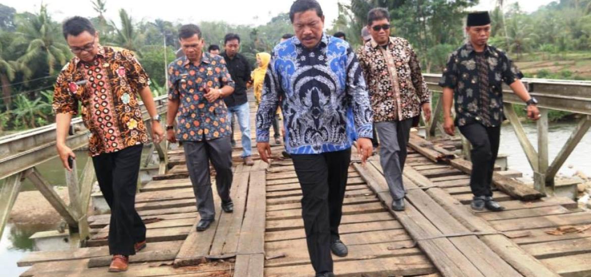 Bupati Bengkulu Utara, Ir.Mian bersama Kepala Dinas PUPR, Heru Susanto saat meninjau Jembatan Desa Tanjung Putus.