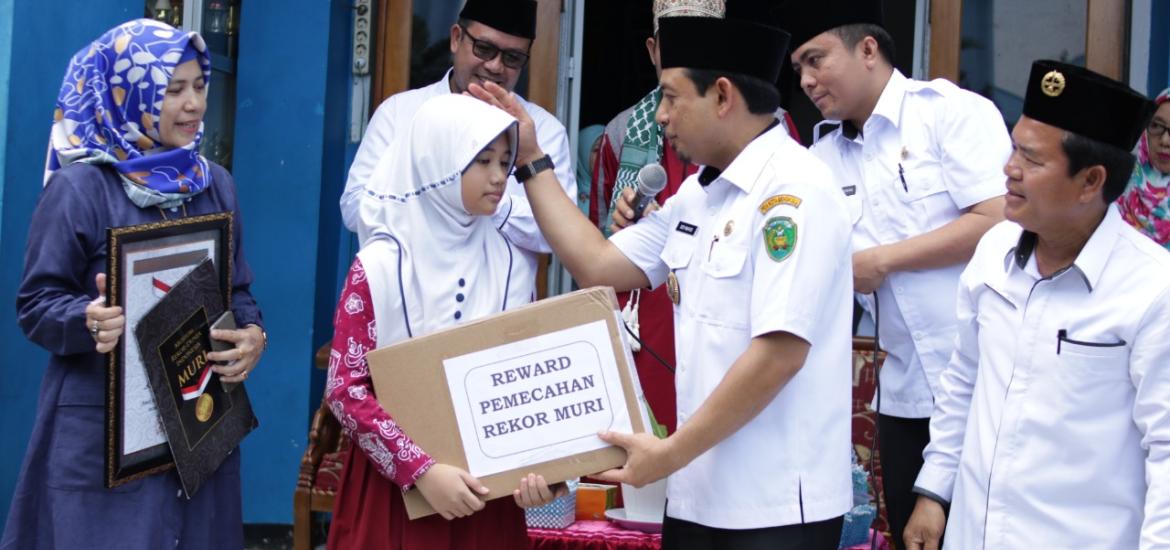 wakil walikota Bengkulu Dedy Wahyudi Saat Berikan Laptop Pada Aisya