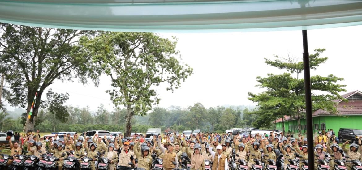 Gubernur Bengkulu Rohidin Mersyah foto bersama tenaga PPL usai pembagian kendaraan Dinas .Foto/Dok: Mc 