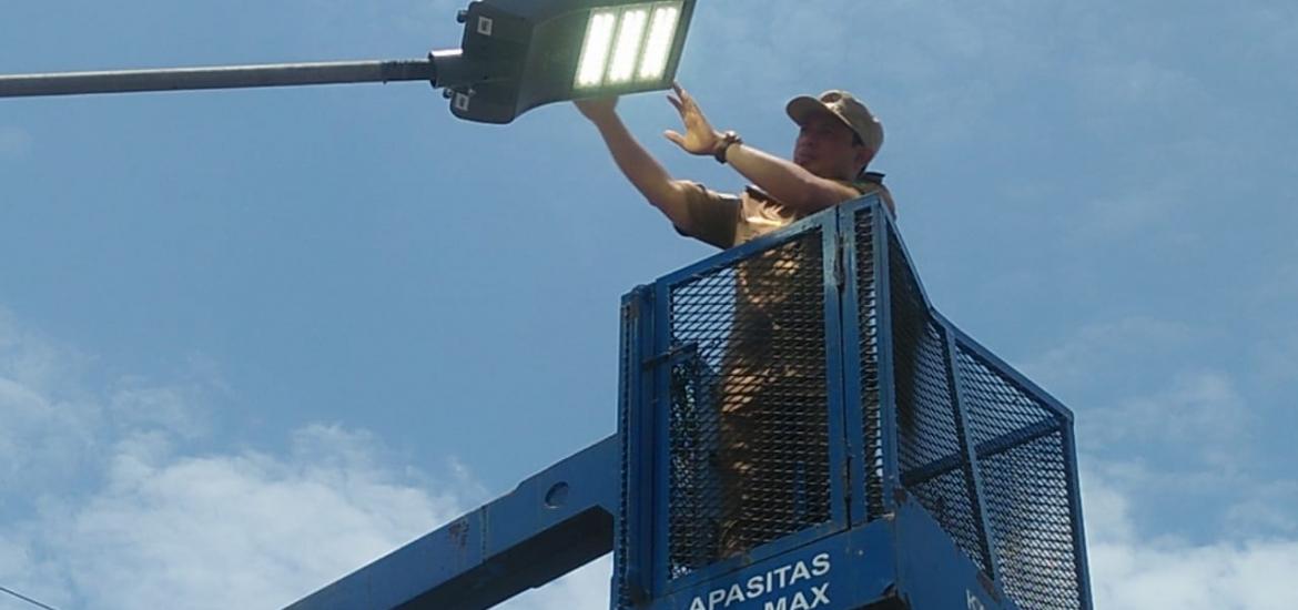 Pemasangan Lampu Secara Simbolis oleh Wakil Walikota Bengkulu. Foto : TO