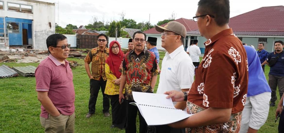 GUbernur Rohidin Saat tinjau lokasi rencana pembangunan Fakultas Kedokteran unib