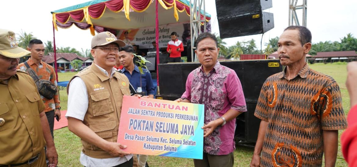 Gubernur Rohidin saat menyerahkan bantuan ke PPL Seluma