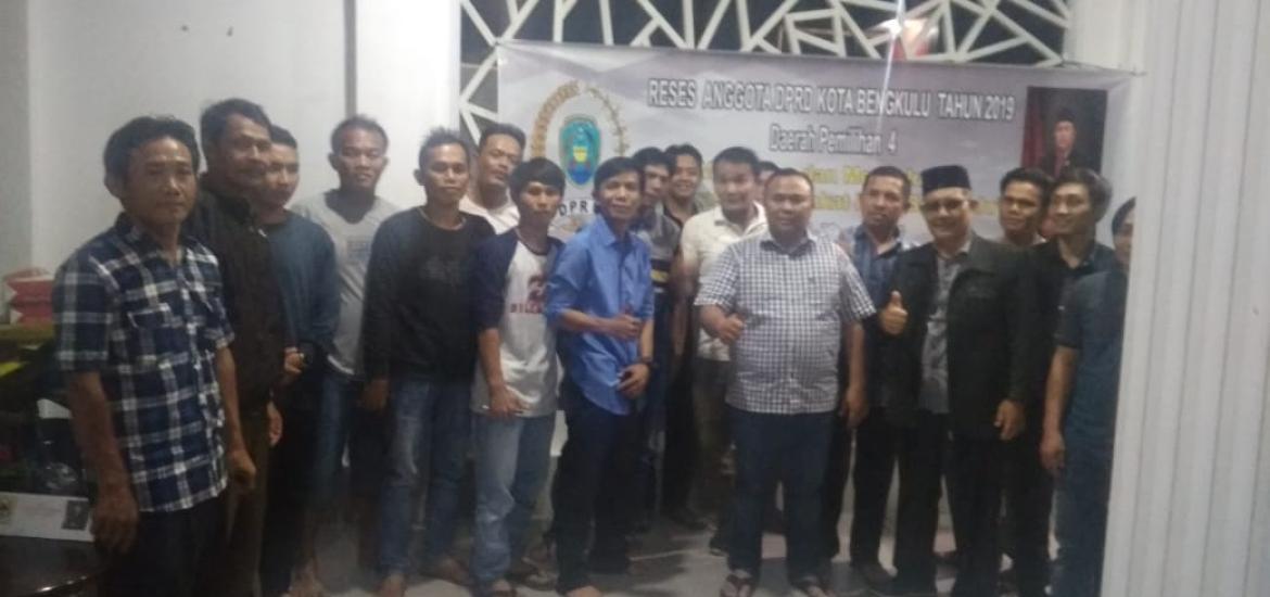 Anggota DPRD Kota Bengkulu Yudi Darmawansyah foto bersama Masyarakat