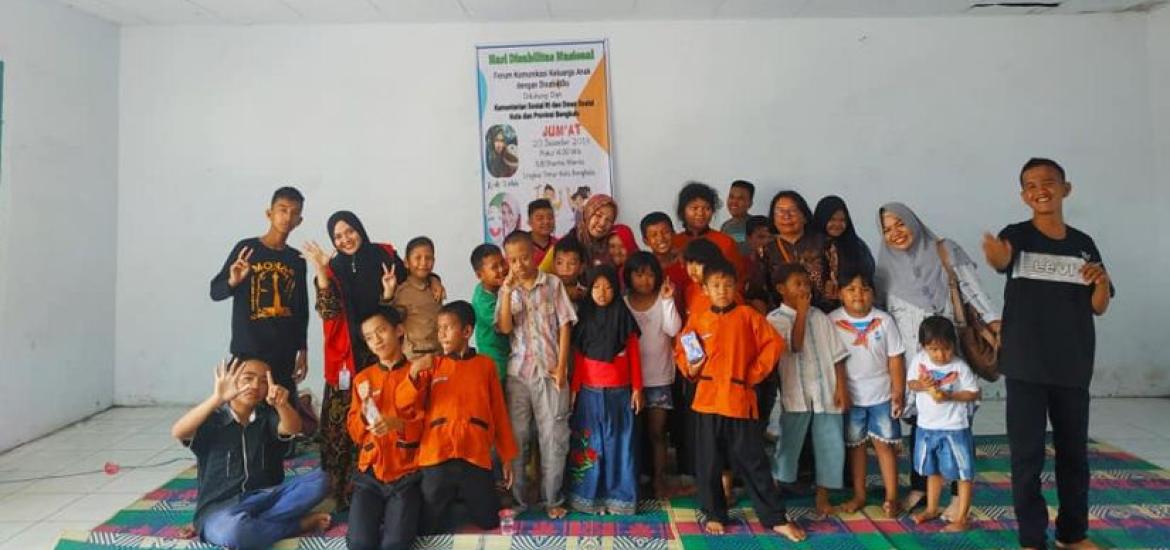 Foto Bersama kampung Dongeng Raflesia Bengkulu dengan penyandang disabilitas Foto/Dok Lucya Agustien