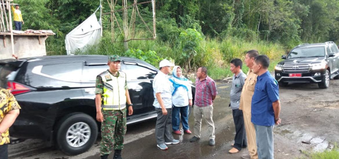 Gubernur bersama rombongan meninjai pembangunan gapura perbatasan