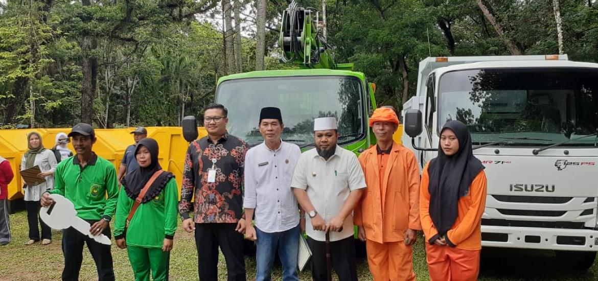 Walikota Helmi Hasan serahkan alat kebersihan