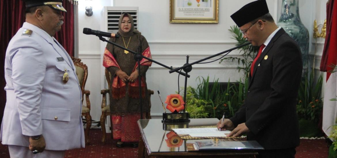 Gubernur Rohidin Lantik Wabup Bengkulu Selatan