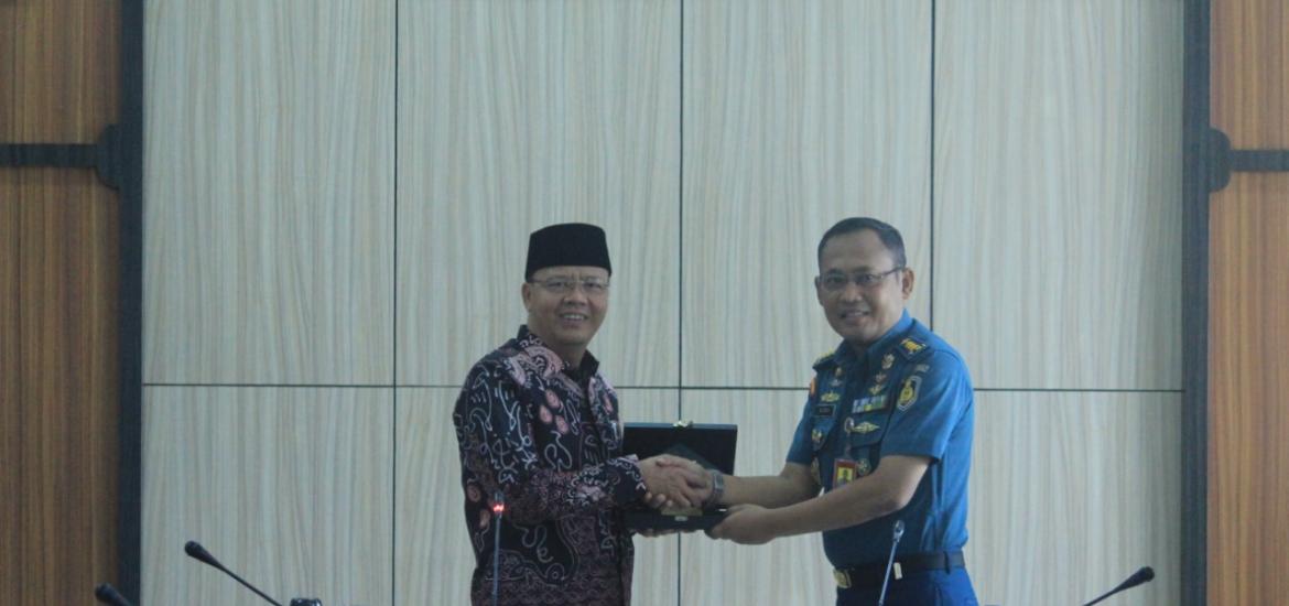 Gubeenur saat rapat bersama Puspenerbal TNI AL