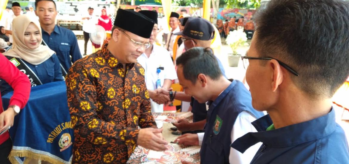 Gubernur Rohidin Serahkan SK GTT dan PTT di Seluma