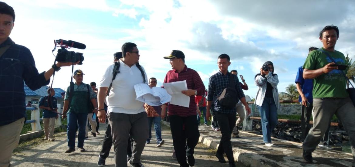 Gubernur Rohidin saat mereview Pelabuhan di Enggano