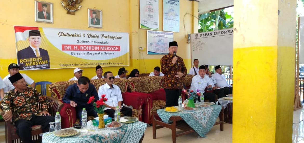 Gubernur Rohidin saat dialog pembangunan di Desa Lokasi Baru Kabupaten Seluma