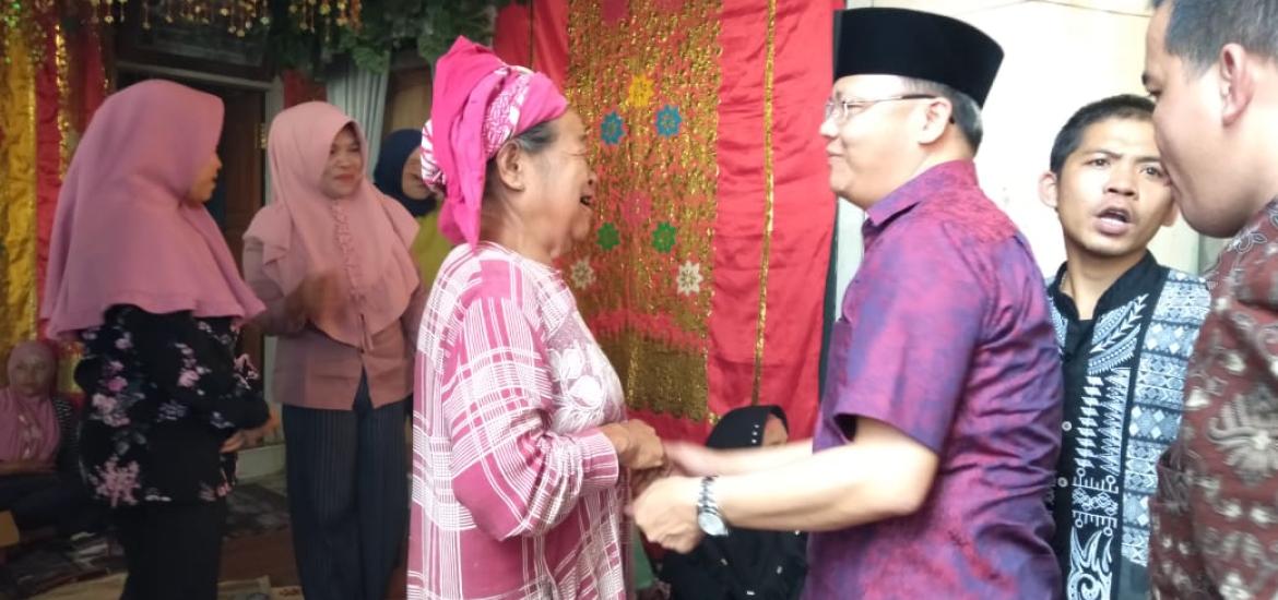 Gubernur Rohidin saat hadiri resepsi pernikahan Kades Lubuk Balam Bengkulu Utara
