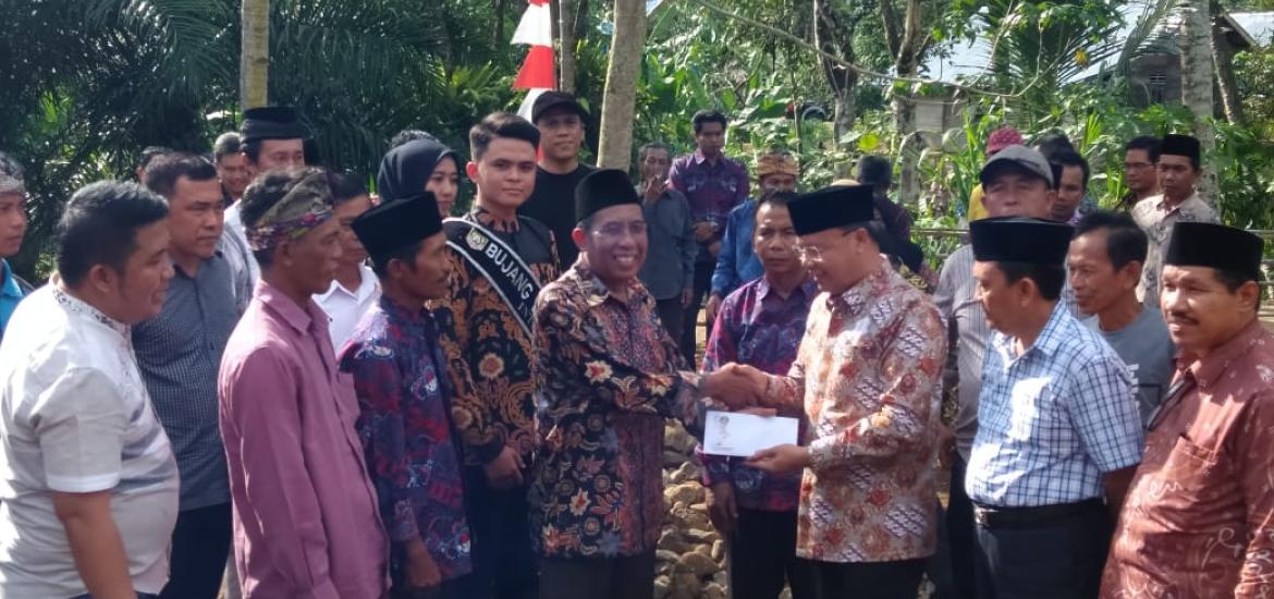 Gubernur Rohidin saat menyerahkan bantuan di Desa Sumber Agung