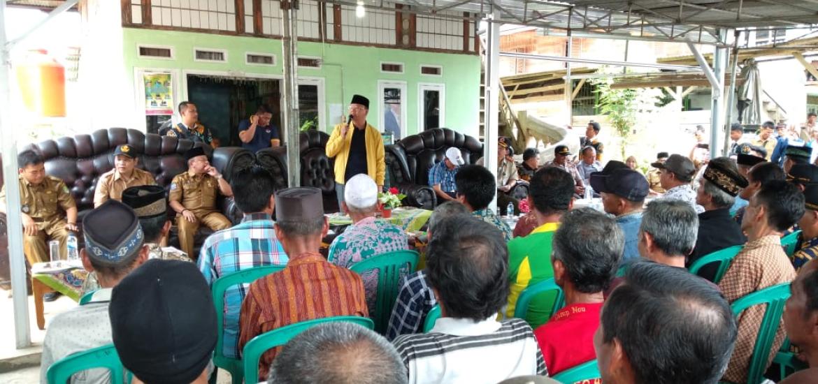 Gubernur Rohidin saat di Desa Padang Burnai Bengkulu Tengah