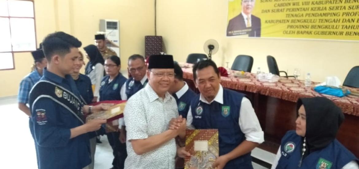 Gubernur Rohidin saat menyerahkan SK GTT dan PTT di Bengkulu Tengah
