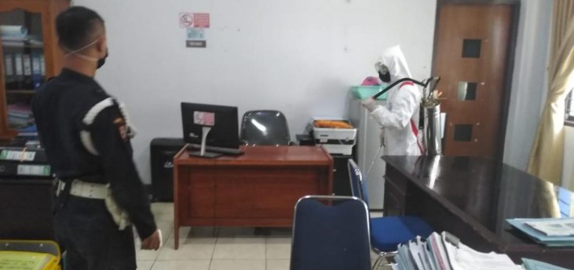 Dinas PUPR Kota Bengkulu Semprotkan Disinfektan