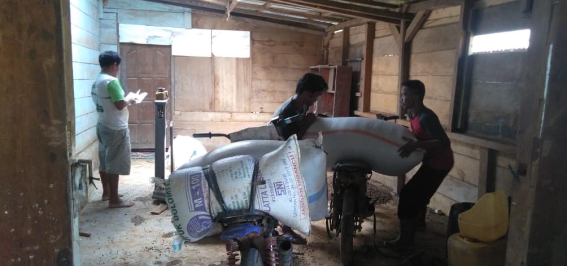 Tampak warga dengan hasil kebun di Kaur