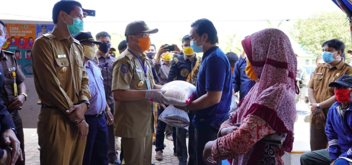 Gubernur Bengkulu Rohidin Mersyah membagikan 500 paket beras dan 500 kg ikan laut kepada masyarakat terdampak wabah global Covid-19 di Kabupaten Kaur