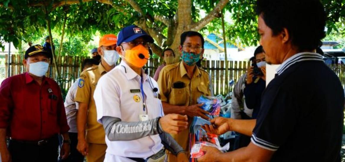 Bagikan Masker, Bupati Gusnan Motivasi Warga Perangi Corona