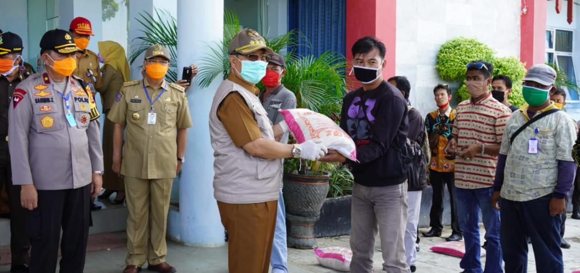 Warga Seluma Bersyukur Dapat Bantuan Beras Dari Gubernur
