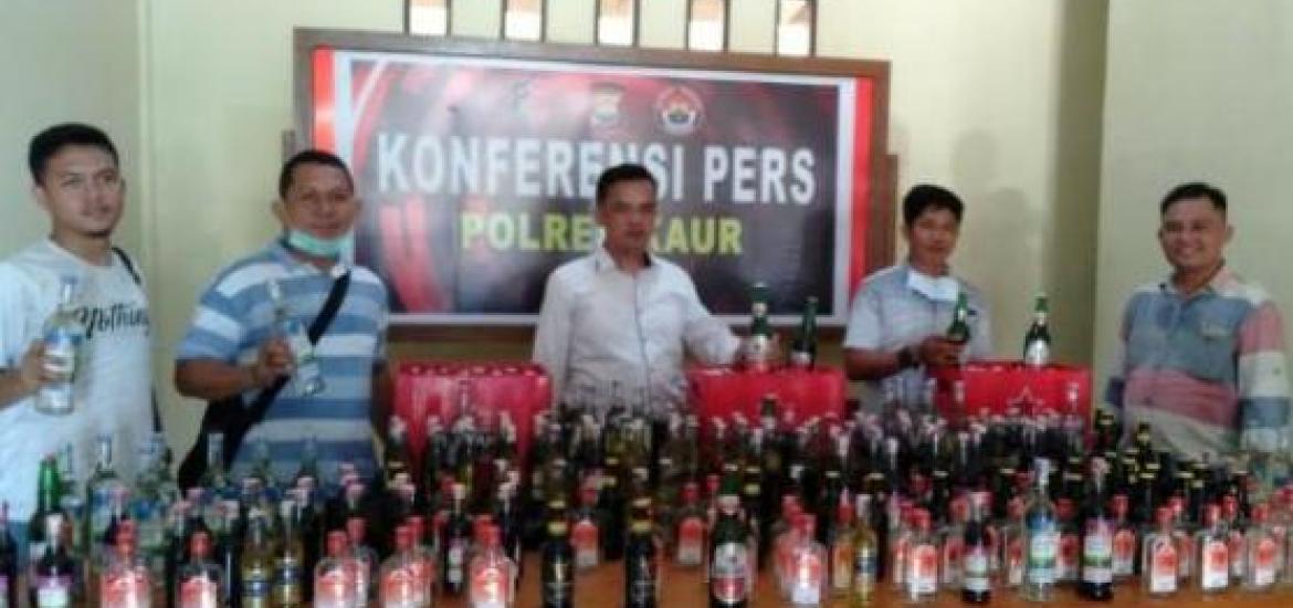 Tampak puluhan miras hasil sitaan Polres Kaur